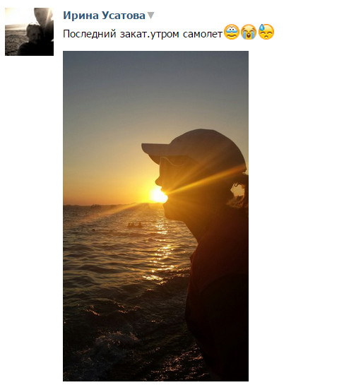 Киевляне несут цветы к посольству РФ