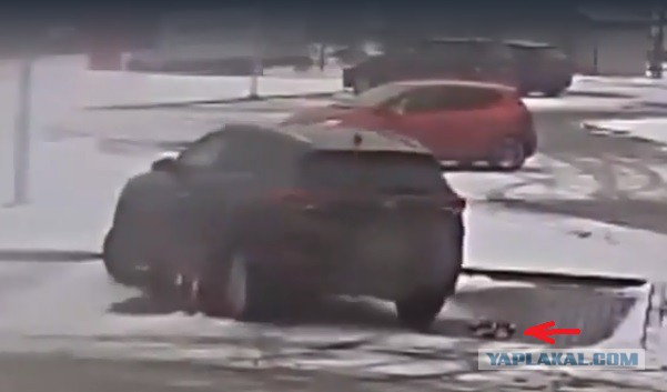Автоледи выезжает с парковки.