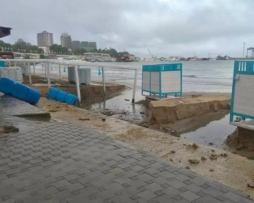 В Анапе что-то гадкое и черное льется из реки в море. Но всем пофигу