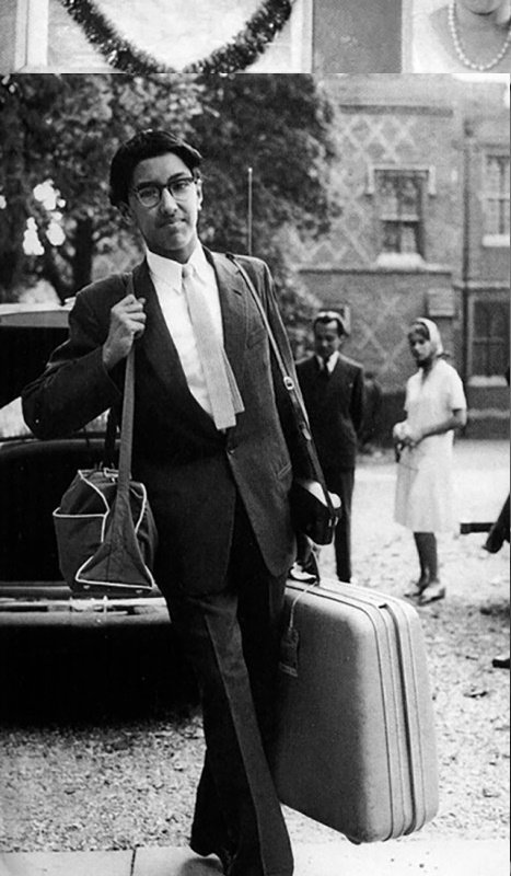 Сначала принц дал короткую очередь в воздух. А потом разрядил обойму в близких. Последнюю пулю себе