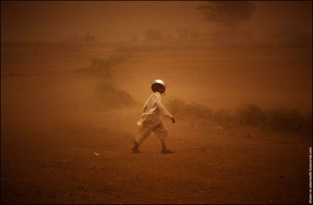 Бури человеческой жизни никак не. Человек в песчаной Буре. Человек в песочной Буре. Человек в песчаной Буре пустыни. Человек идет в песчаной Буре.
