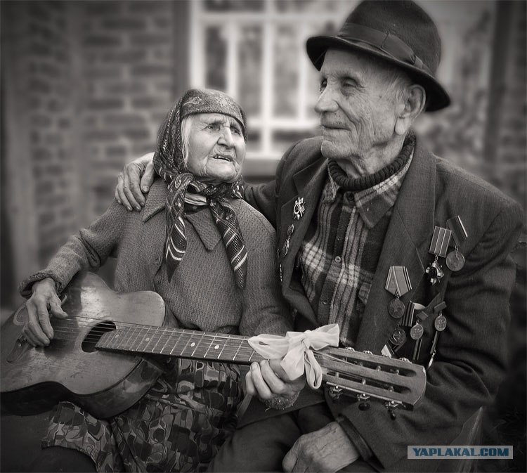 Страстный дедушка. Старики. Бабушка и дедушка ветераны. Старики поют. Фото старика.