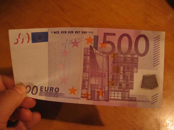 Миллион евро в рублях на сегодня. 500 Евро в рублях. 500 Евро пачка. Вес купюры 500 евро одной. Сколько весит купюра 500 евро.