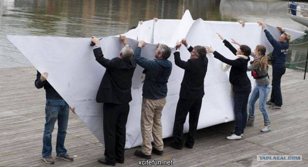 Кораблик на воде. Кораблик самый большой. Огромный бумажный кораблик. Моби дик 2021. Огромный бумажный кораблик.