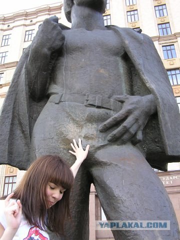 Какие части на бронзовых статуях трут на счастье?