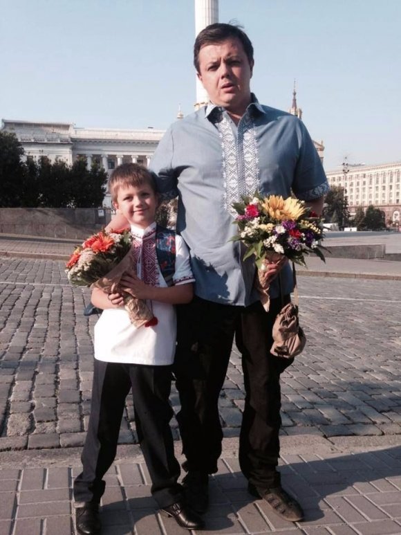 Семенченко повел ребенка на 1 сентября.