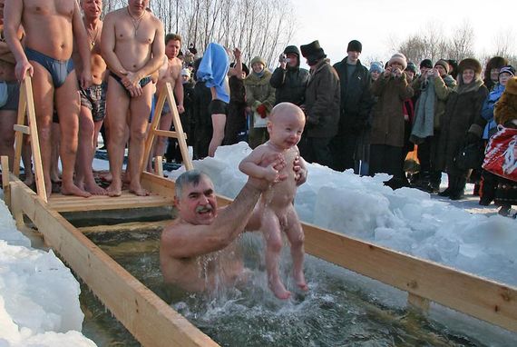 Девушки купаются в Крещенские морозы