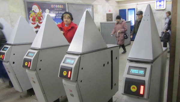 Странные черные контейнеры в метро