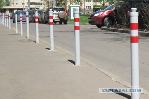 Пассажирский автобус вылетел на остановку в Москве