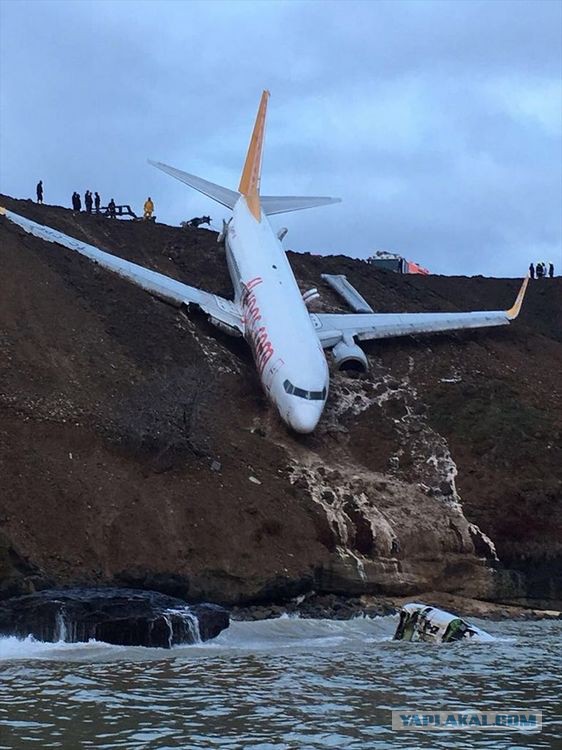 Самолёт Pegasus Airlines выкатился за пределы полосы при посадке в Турции