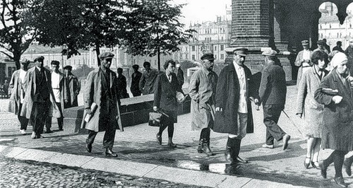 Жителей Волгограда спрятали от президента в автобус