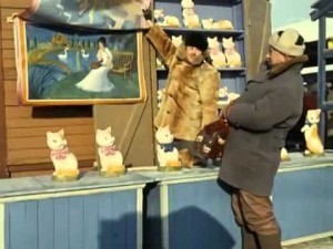 Житель кировского Советска превратил остановку в картинную галерею