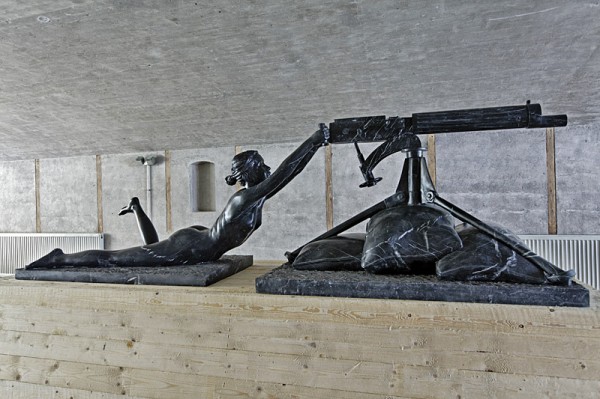 Обнаженные девушки с оружием в руках 16+