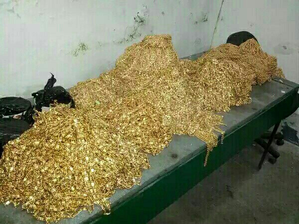 В Таджикистане у следователя нашли бункер с золотом и автомобилями