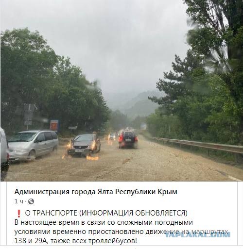 Глава Крыма Сергей Аксенов осматривает затопленную Керчь пока за ним плывут трое телохранителей... а, нет - сотрудников МЧС