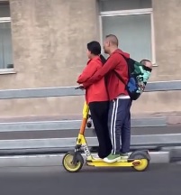 Москвичка прокатилась на электросамокате с маленьким ребенком — ее оштрафовали на 100 тысяч рублей