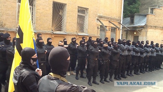 Мальчик, распятый на визитке Яроша (18+)