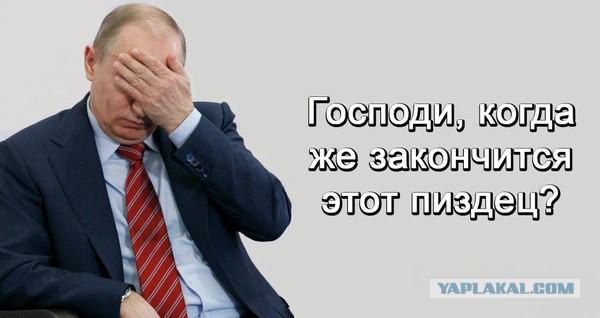 Протестующие начали штурм здания администрации.