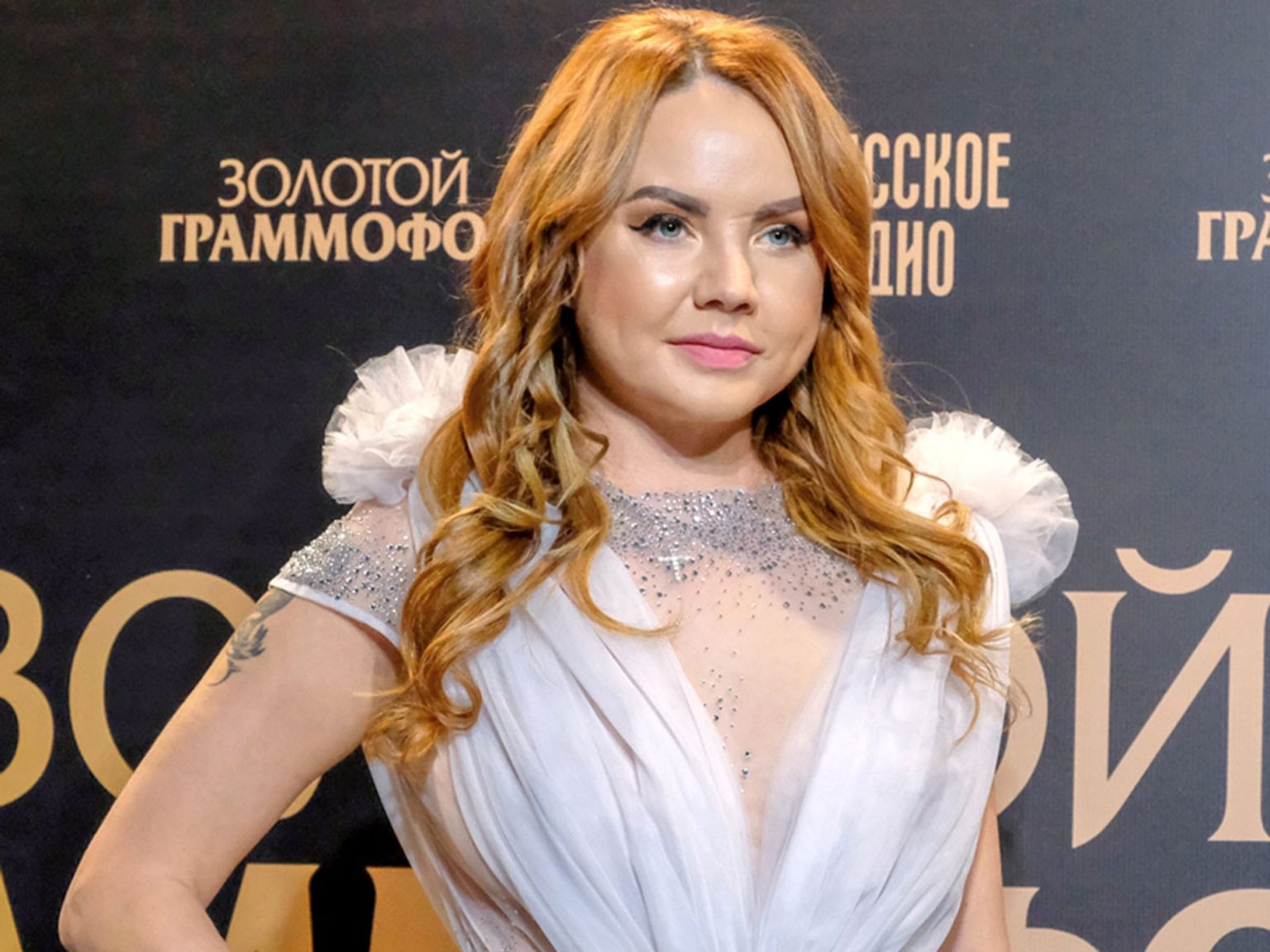 Певица Максим согласилась на райдер с дошираками и 4 миллионами рублей ради ветеранов на 23 февраля