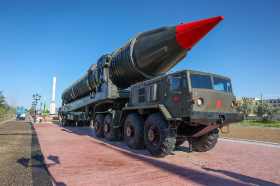 В западных соцсетях завирусился кадр с гигантской ракетой прямо во дворе — речь о памятнике «Союз-У» в Байконуре