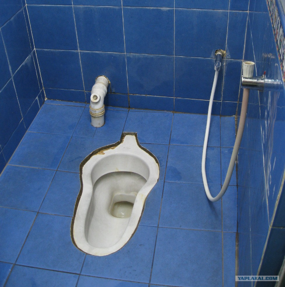 Мусульманский туалет. Унитаз для мусульман. Унитаз для общественного туалета.