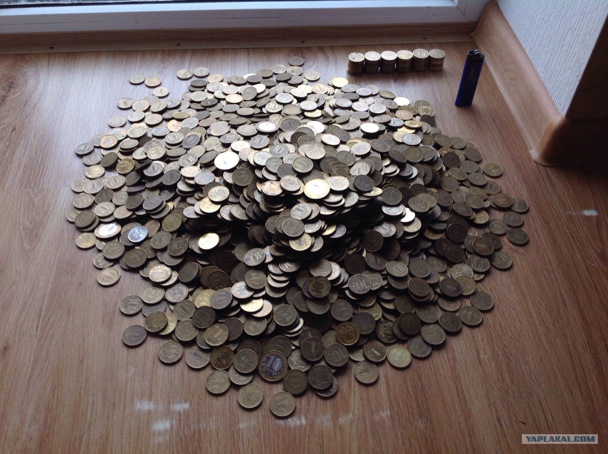 Что можно сделать с рублем. Много монет. Много мелочи. Много десятирублевых монет. Куча монет по 10 рублей.