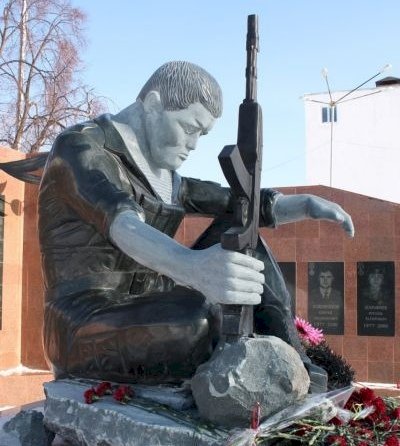 Что с лицами? В Любани установили крайне необычный арт-объект