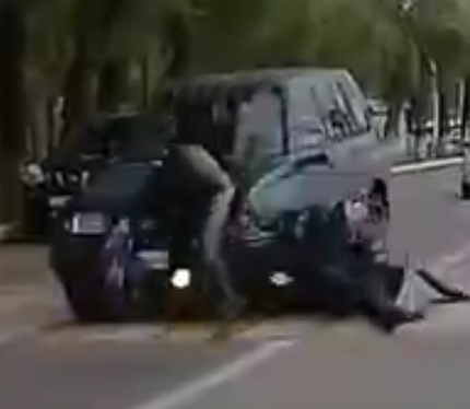 Видео о том, как спящий водитель сбивает на зебре двух спящих полицейских