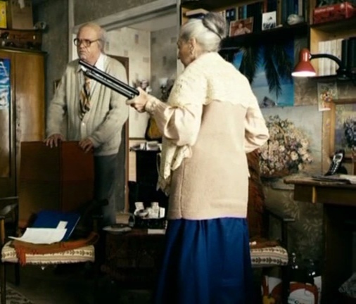 Какой-то юноша на(в) съёмной комнате вздумал зарядить телефон