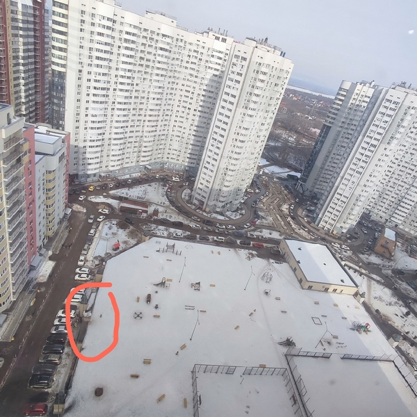Мальчик погиб, упав с детской площадки.