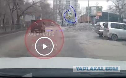 В Хабаровске "Гелендваген" попытался проскочить перекресток на красный свет, но столкнулся с "Тойотой".