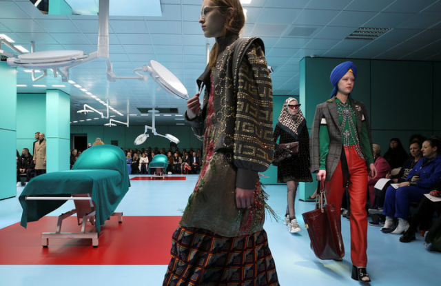 Просто отвал башки: модели со своими головами в руках на показе Gucci в Милане