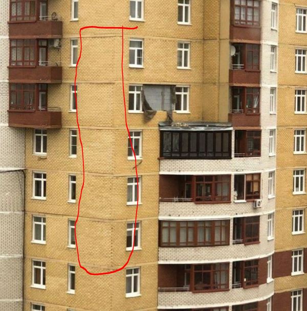 В Екатеринбурге ветер снес часть стены новостройки
