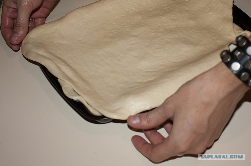 красиво защипать края пирога. красивые бортики для пирога из дрожжевого теста. красиво украсить края пирога. красиво защипать пирог. красиво защипывать тесто для пирожков.