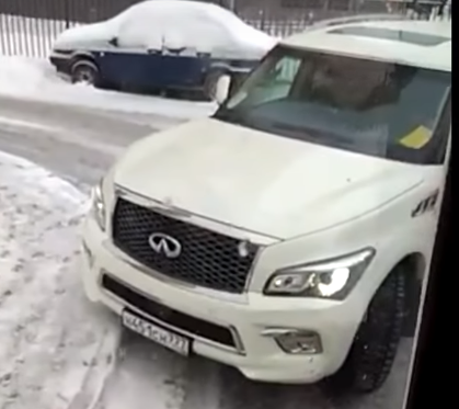Водитель Infiniti не пропускает два пожарных автомобиля и скорую в московском дворе