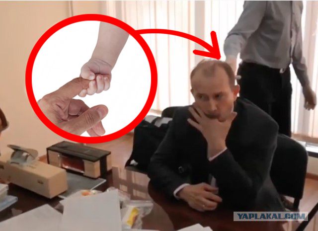 Иркутский чиновник полакомился вещдоком после задержания прямо при сотрудниках Следственного комитета