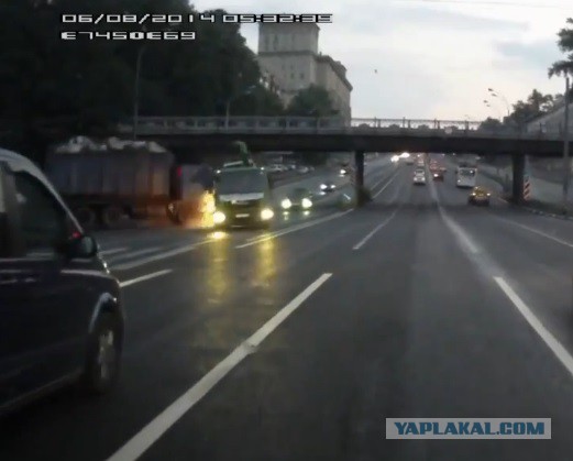 Мусоровоз таранит эвакуатор перевозящий Volkswagen