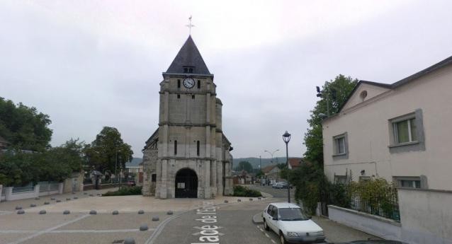 На севере Франции два человека захватили заложников в церкви