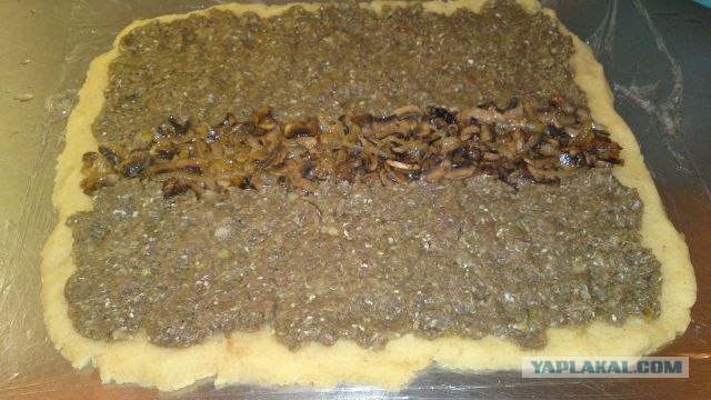 Картофельный рулет с мясным фаршем и грибами