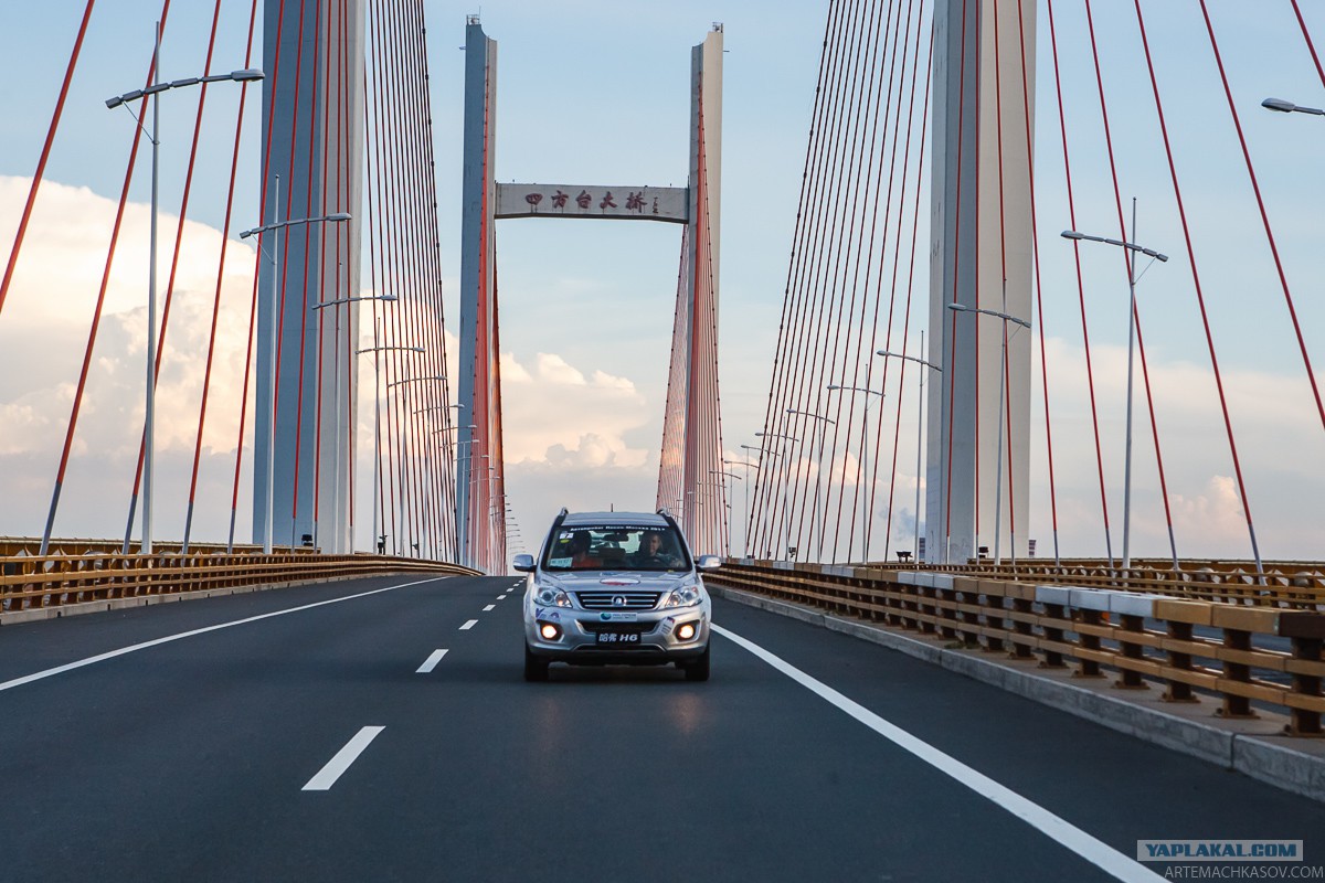 На мосту ездят машины. Кейптаун мост шоссе форшор. Под. Машина на дороге. Крымский мотавтомобили.