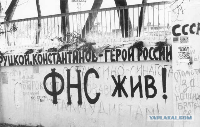 8 гифок, которые покажут эпоху Бориса Ельцина