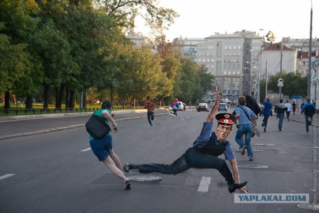 Школьники и полицай