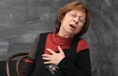 В Петербурге полицейский ударил женщину с ноги