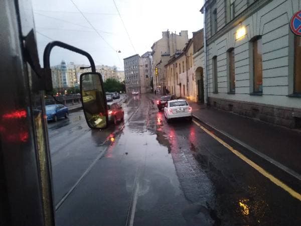Дама из «Рендж Ровера» на Карповке в Петербурге отправилась в ресторан и перекрыла дорогу трамваям