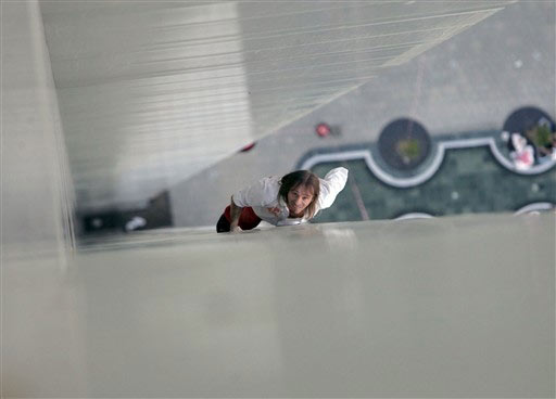 Человек-паук штурмует здание, жуть! (7 фото)
