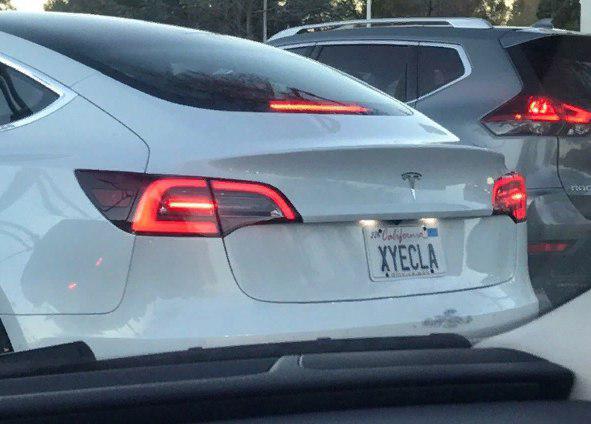 Tesla на автопилоте сменила полосу, и в этот момент в автомобиль, ехавший впереди Tesla, врезалось другое авто.