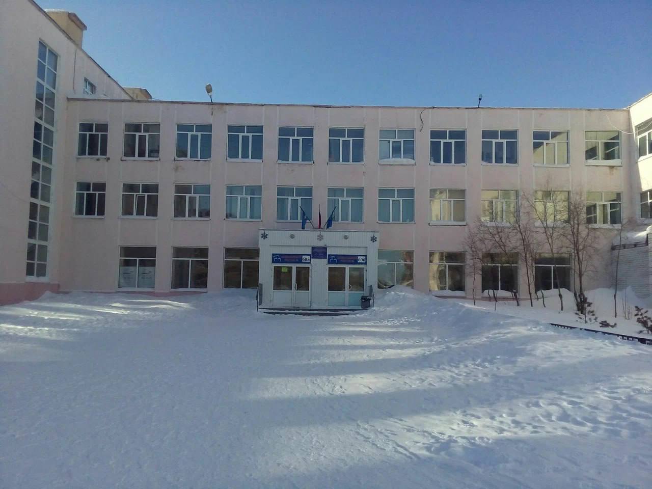 Пятиклассник напал с ножом на одноклассницу в Новом Уренгое. После этого он пырнул в шею охранника