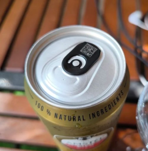 Производитель пива объяснил, почему маркировку штрихкода клеят именно на верх банки