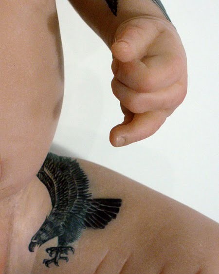 Странная игрушка - татуированый младенец