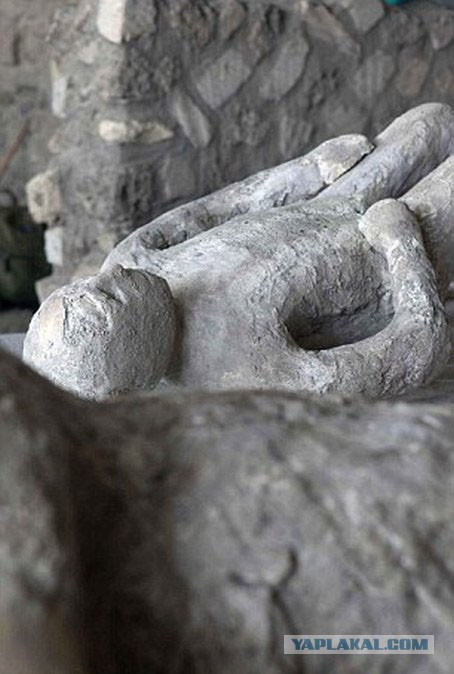 Что находят под застывшей лавой Везувия в Помпеях